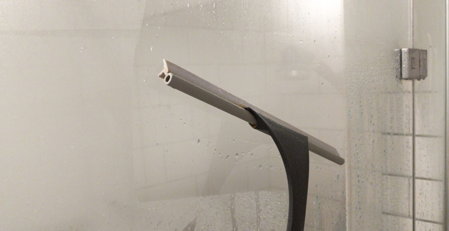 5 Best Shower Squeegees UK (2024 Review) Spruce Up!